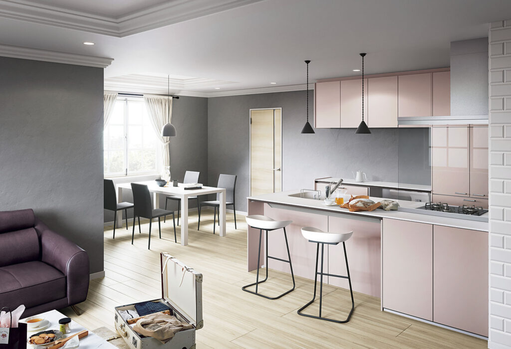 ペールピンクのキッチンとグレーの壁のモダンで可愛らしいLDK