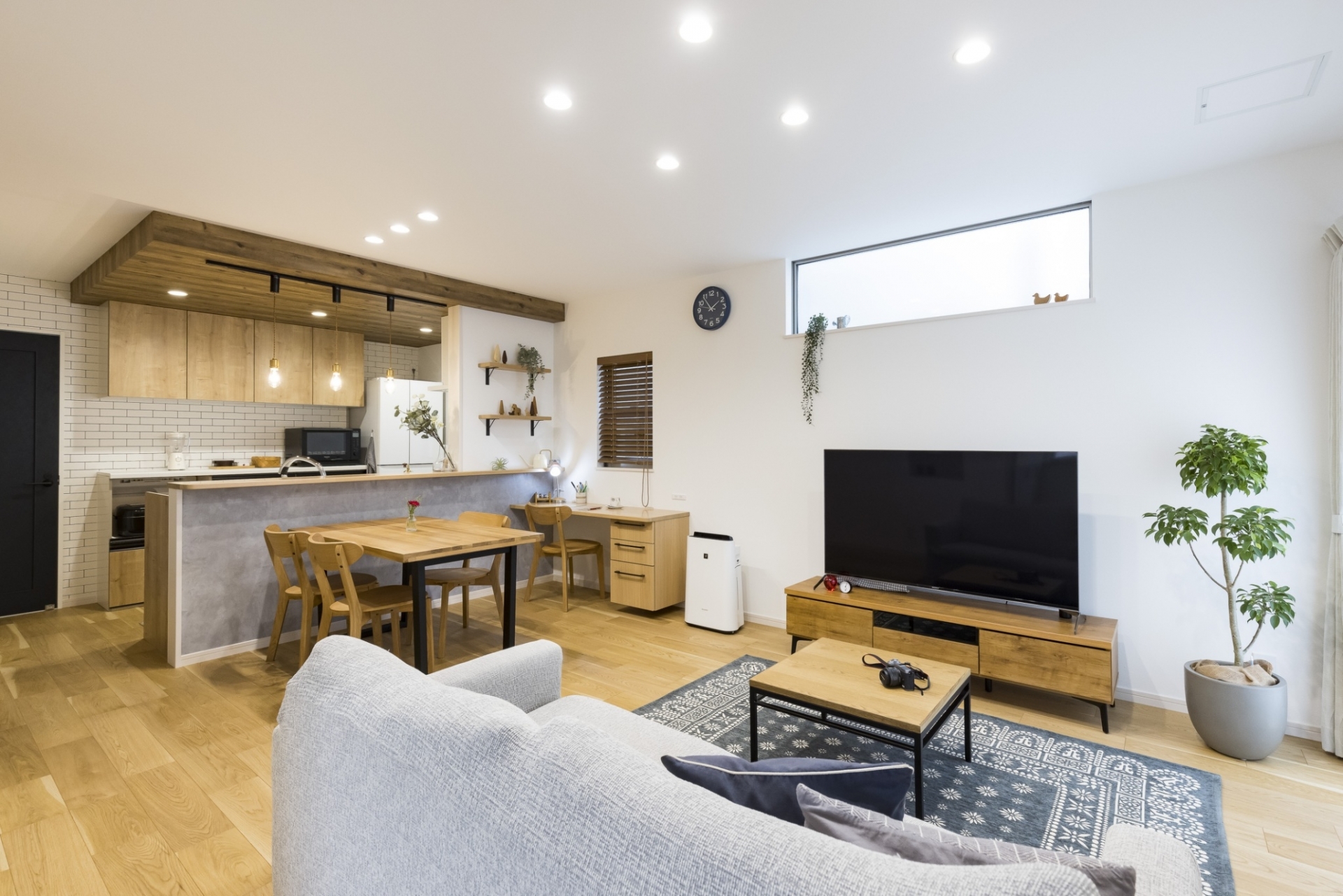 ダイニングとリビングが一体になった開放的な室内空間